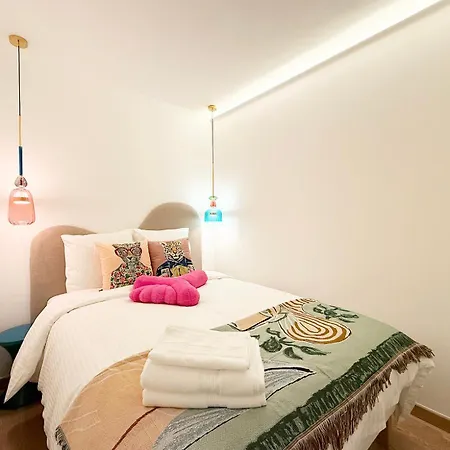 Pop Art & Vibrant Parisian Flat Daire *