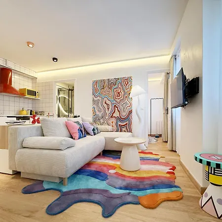Pop Art & Vibrant Parisian Flat *