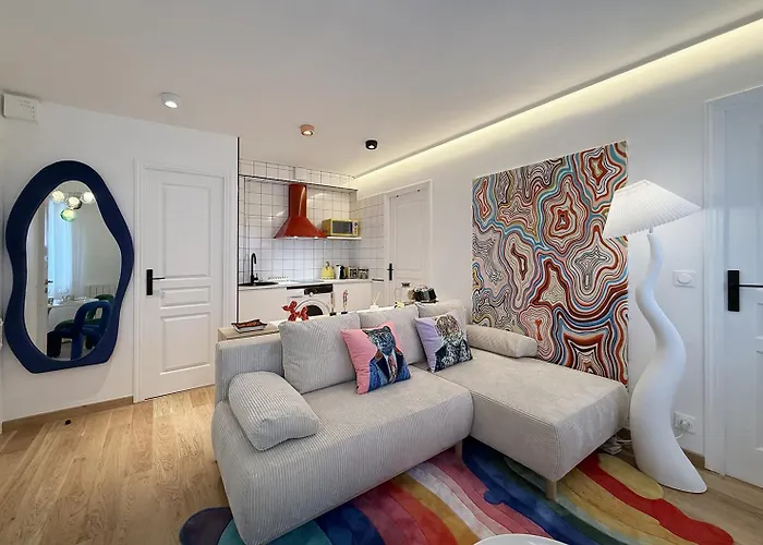 Pop Art & Vibrant Parisian Flat *