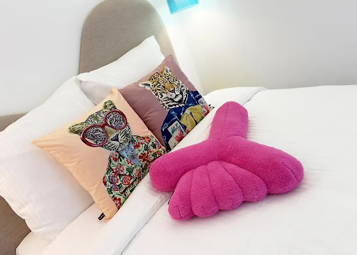 Pop Art & Vibrant Parisian Flat *